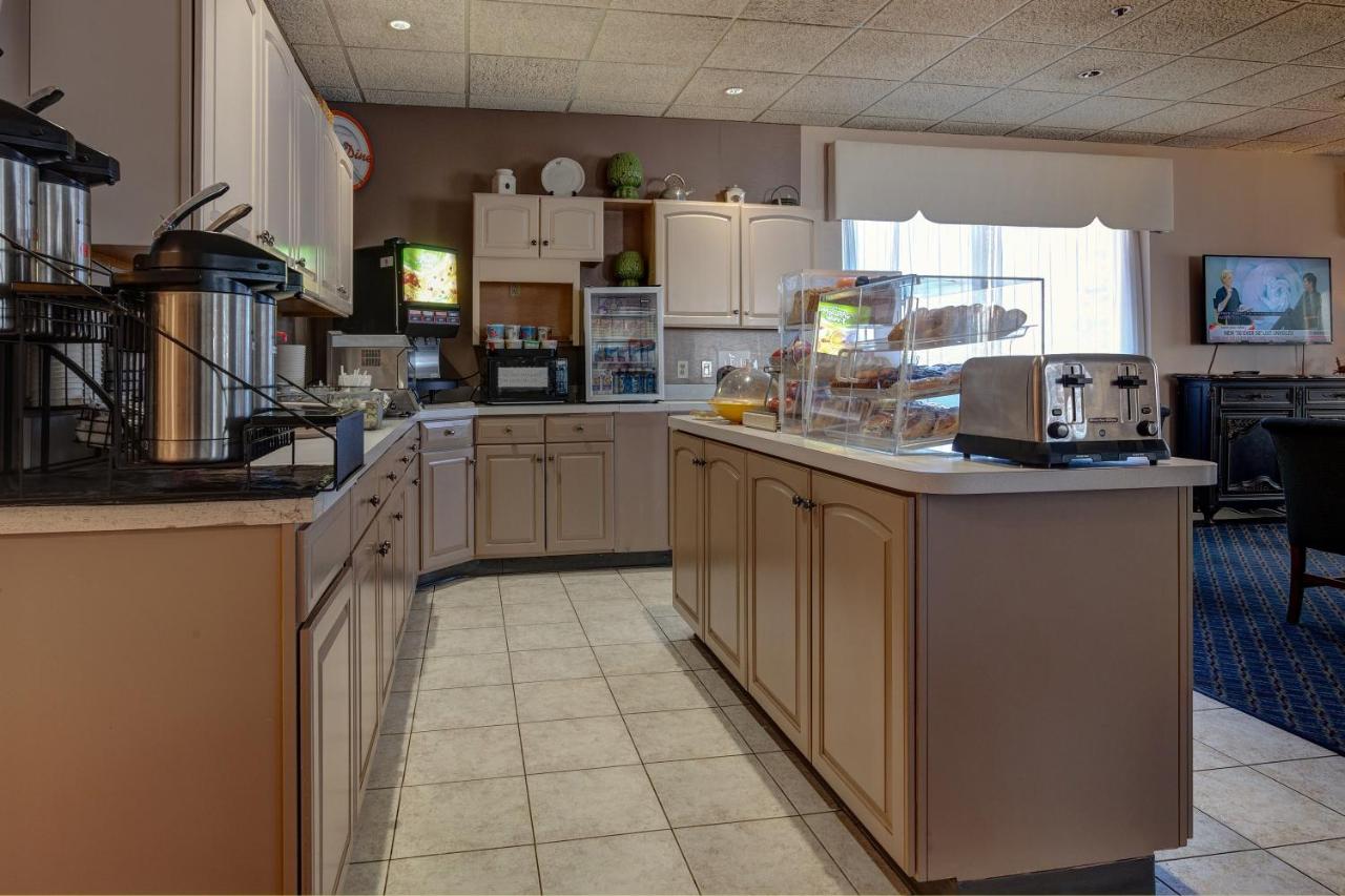 | Howard Johnson by Wyndham Amherst Hadley