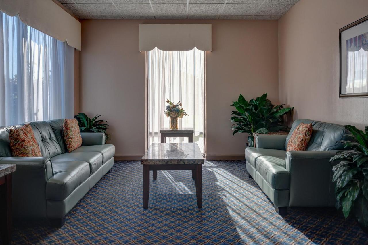 | Howard Johnson by Wyndham Amherst Hadley