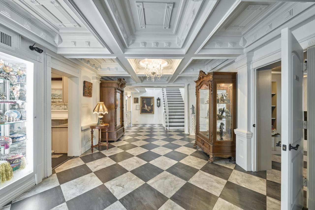 | Villa with 8 bedrooms and heated swimming pool