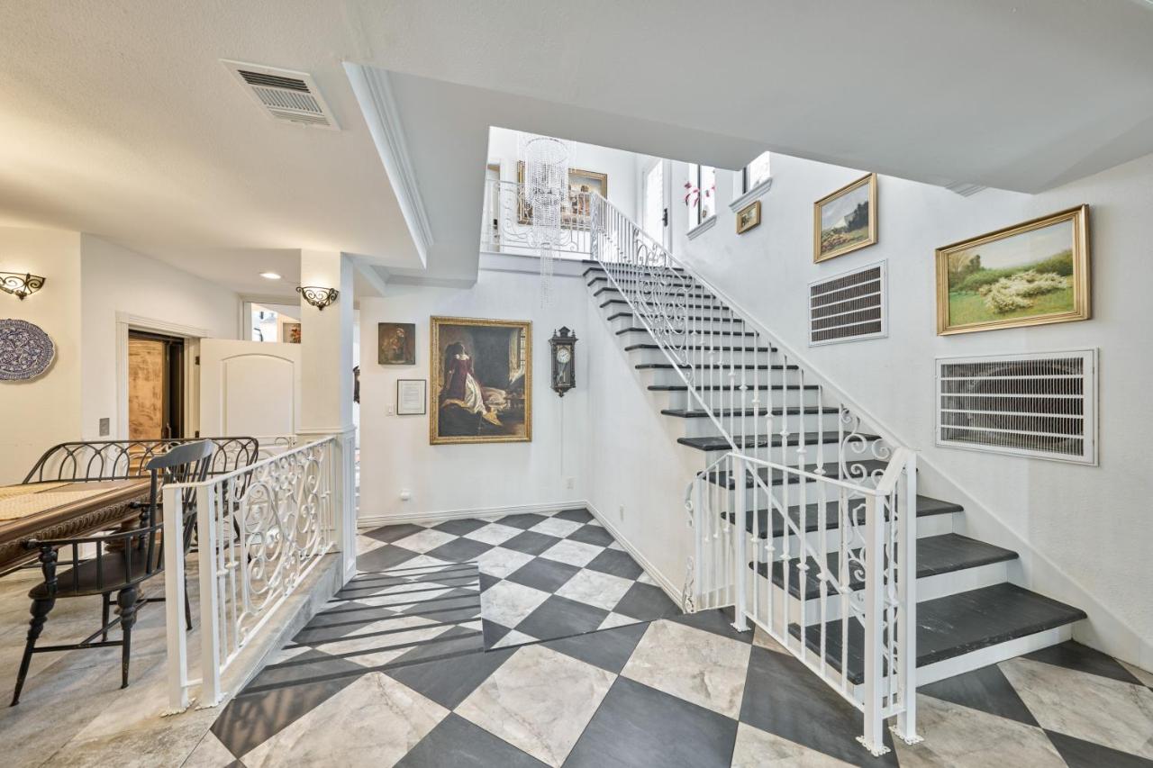 | Villa with 8 bedrooms and heated swimming pool