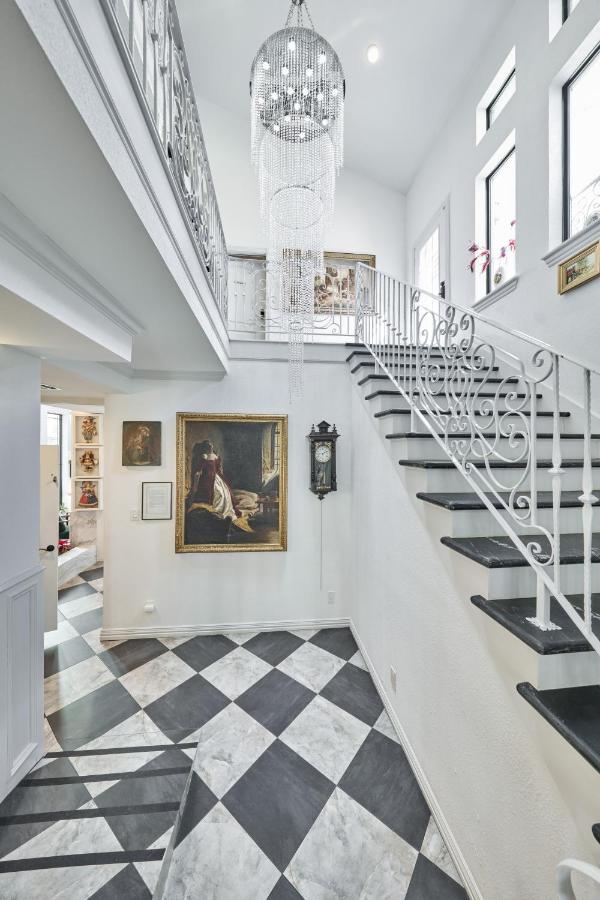 | Villa with 8 bedrooms and heated swimming pool