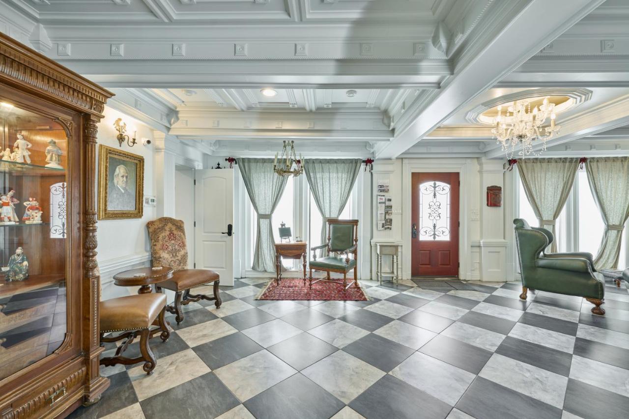 | Villa with 8 bedrooms and heated swimming pool