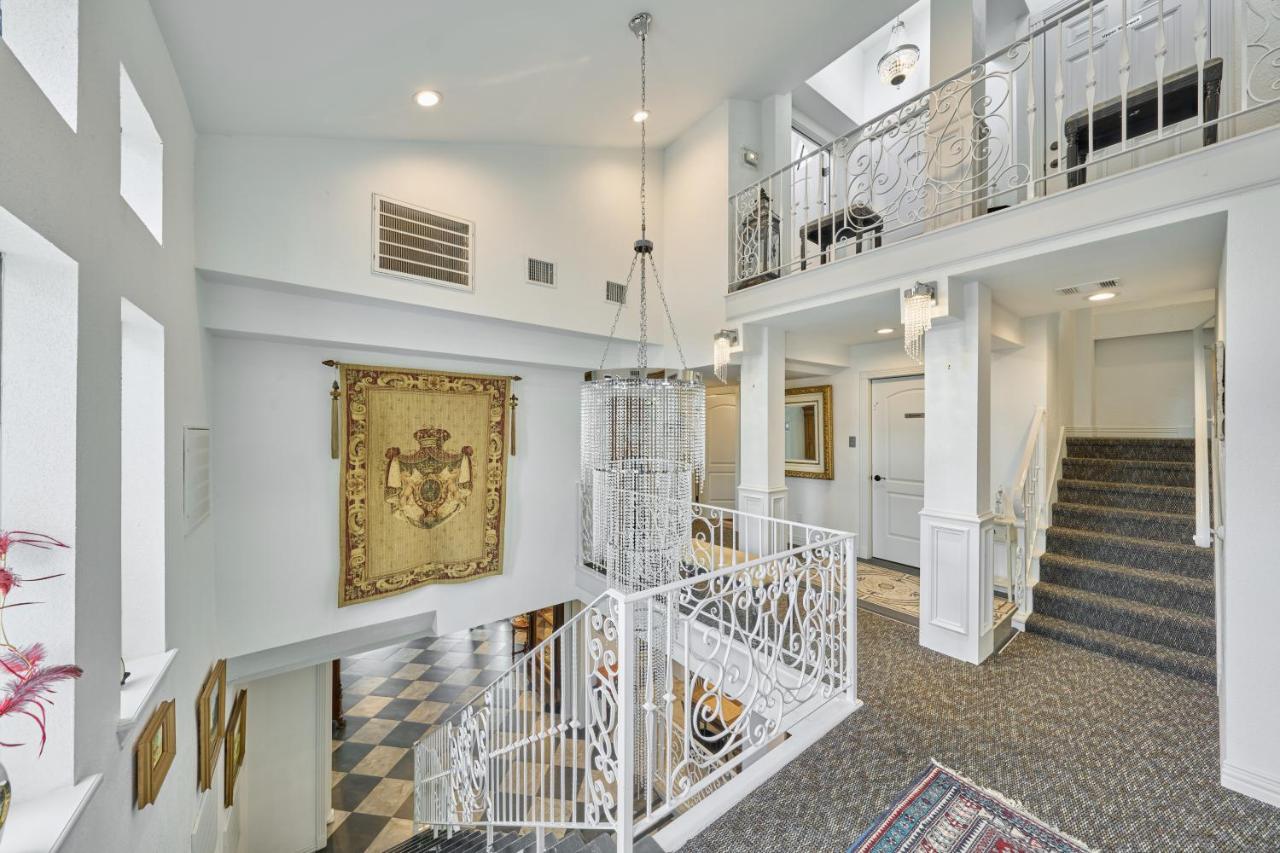 | Villa with 8 bedrooms and heated swimming pool