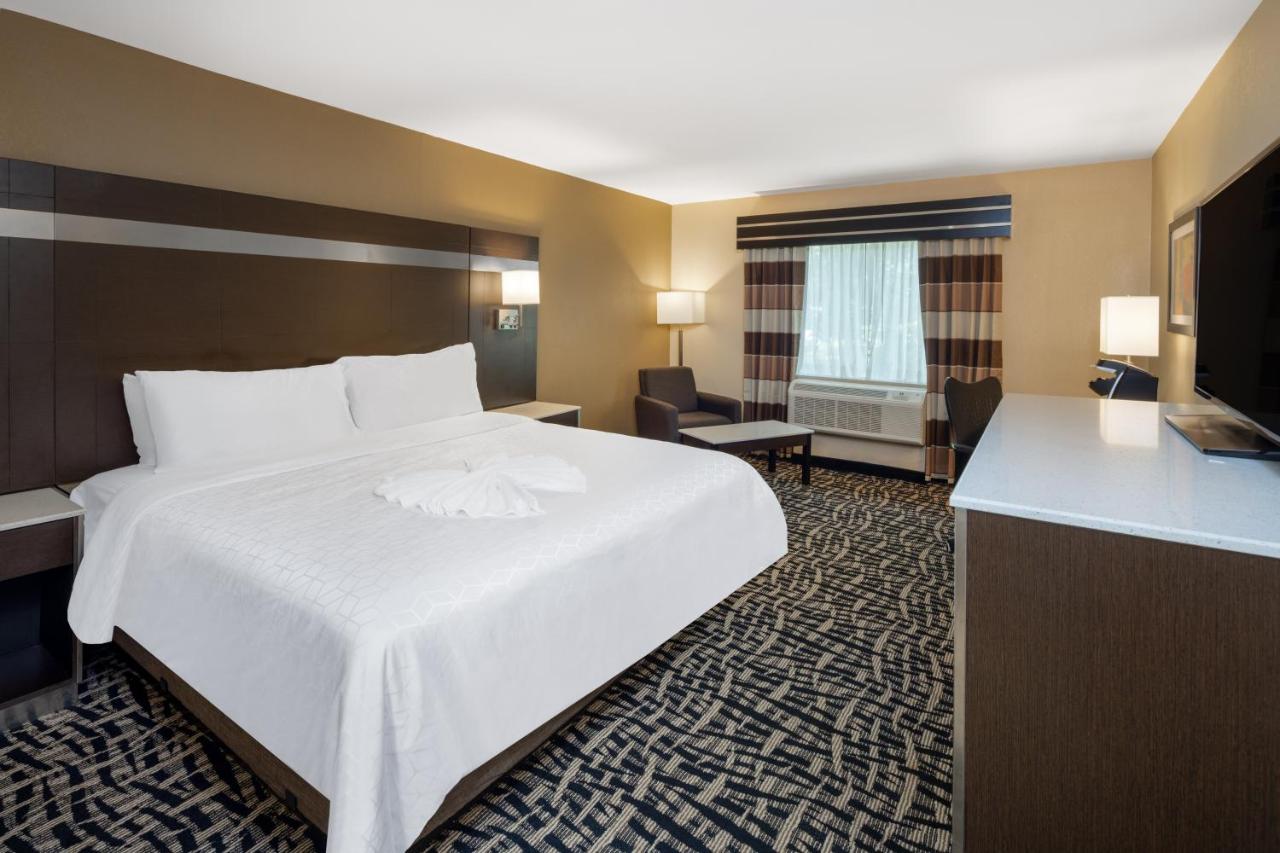 1 king Bed Standard at Holiday Inn Poughkeepsie by IHG