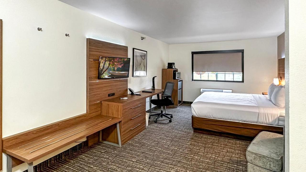 King Room with Sofa Bed at Estherville Hotel & Suites