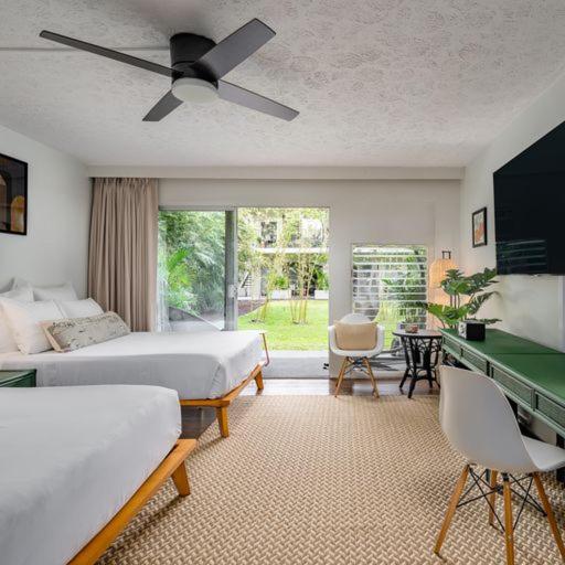 | Kona Seaside Hotel