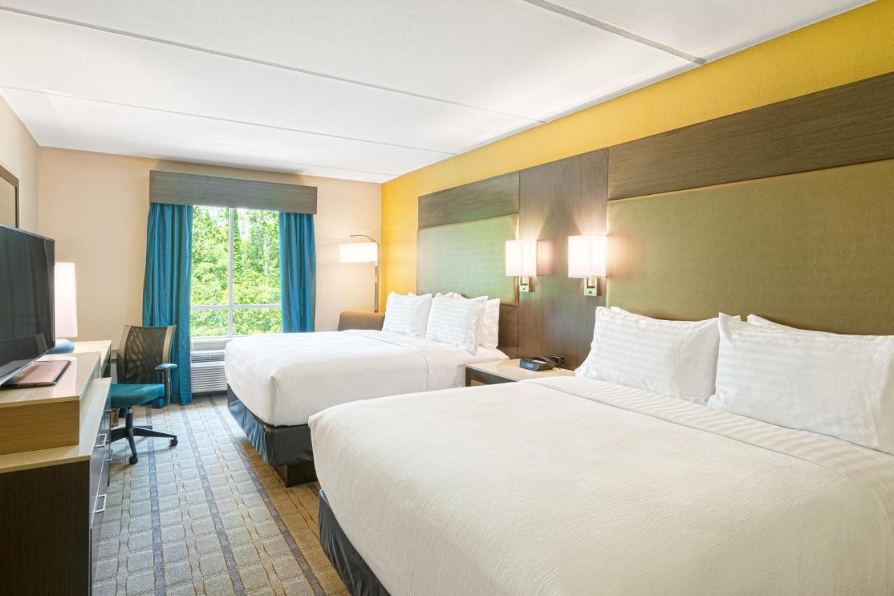 Queen Room with Two Queen Beds at Crowne Plaza Shenandoah - Woodlands Area by IHG