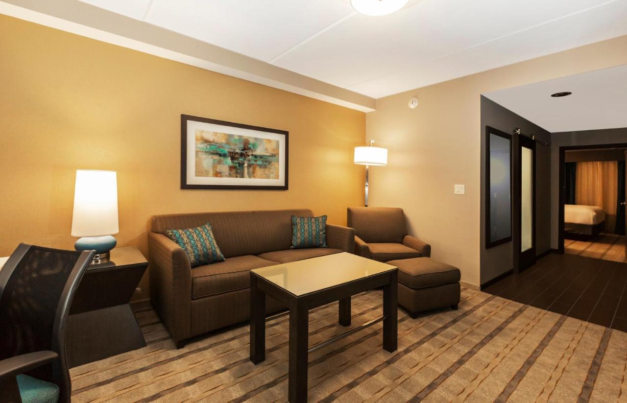 | Crowne Plaza Shenandoah - The Woodlands
