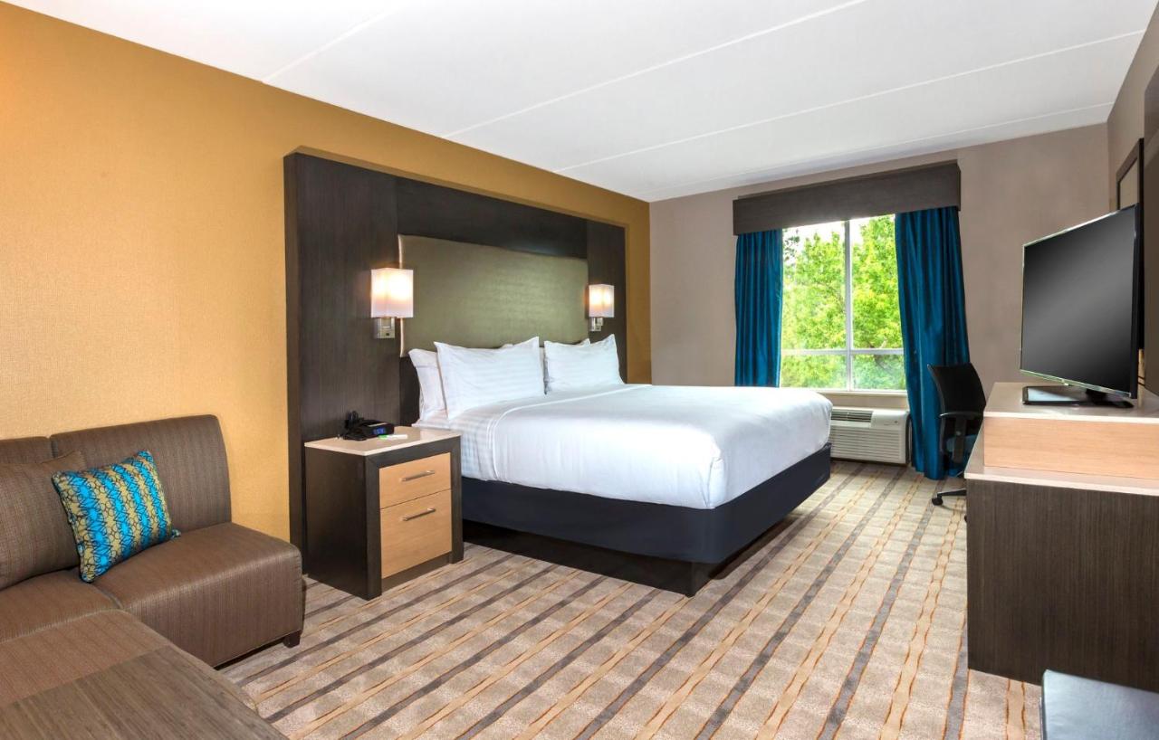 Suite - Hearing Accessible at Crowne Plaza Shenandoah - Woodlands Area by IHG