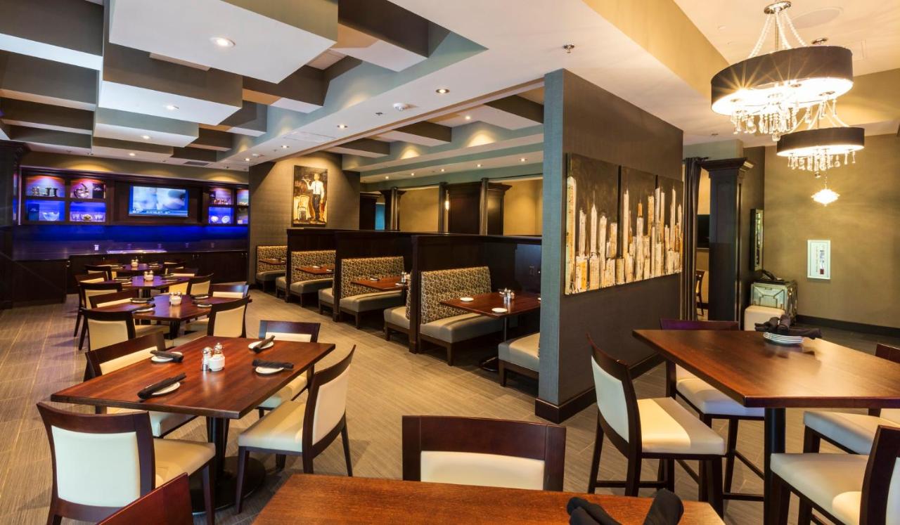 | Crowne Plaza Shenandoah - The Woodlands