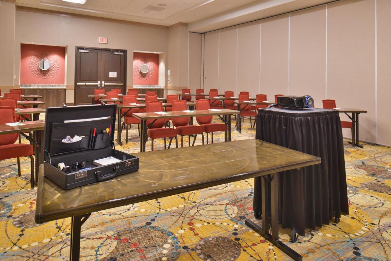 | Crowne Plaza Shenandoah - The Woodlands