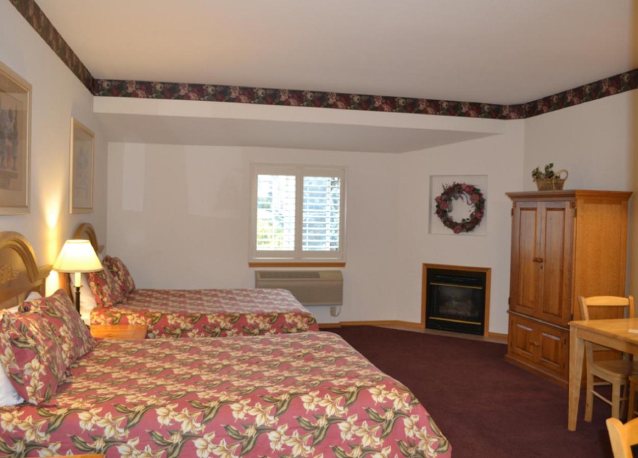 Queen Room with Two Queen Beds at Anaco Bay Inn