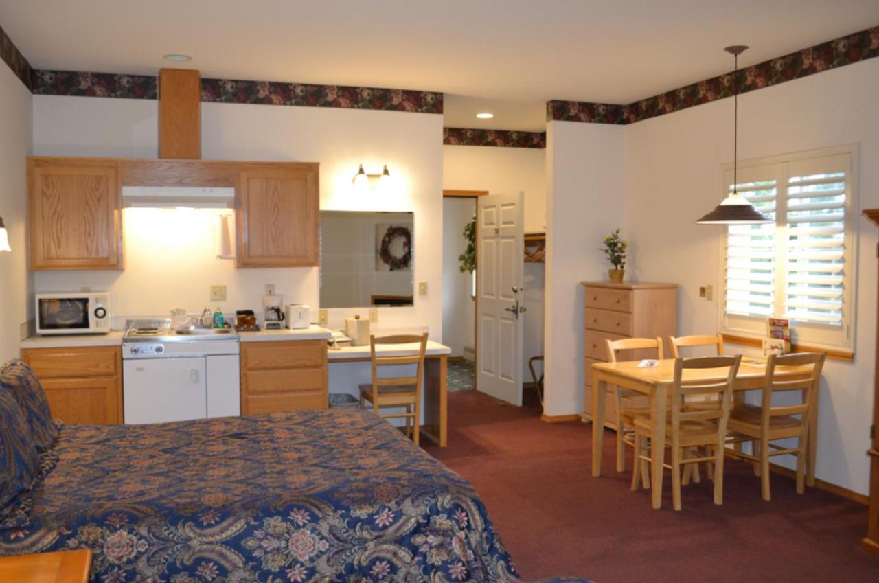 Queen Room with Two Queen Beds at Anaco Bay Inn