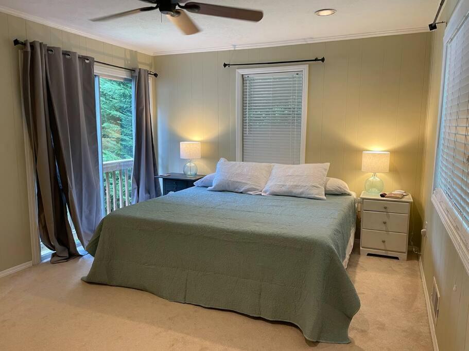| Cozy, Lake Lanier property with amazing views