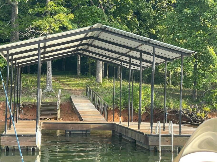 | Cozy, Lake Lanier property with amazing views