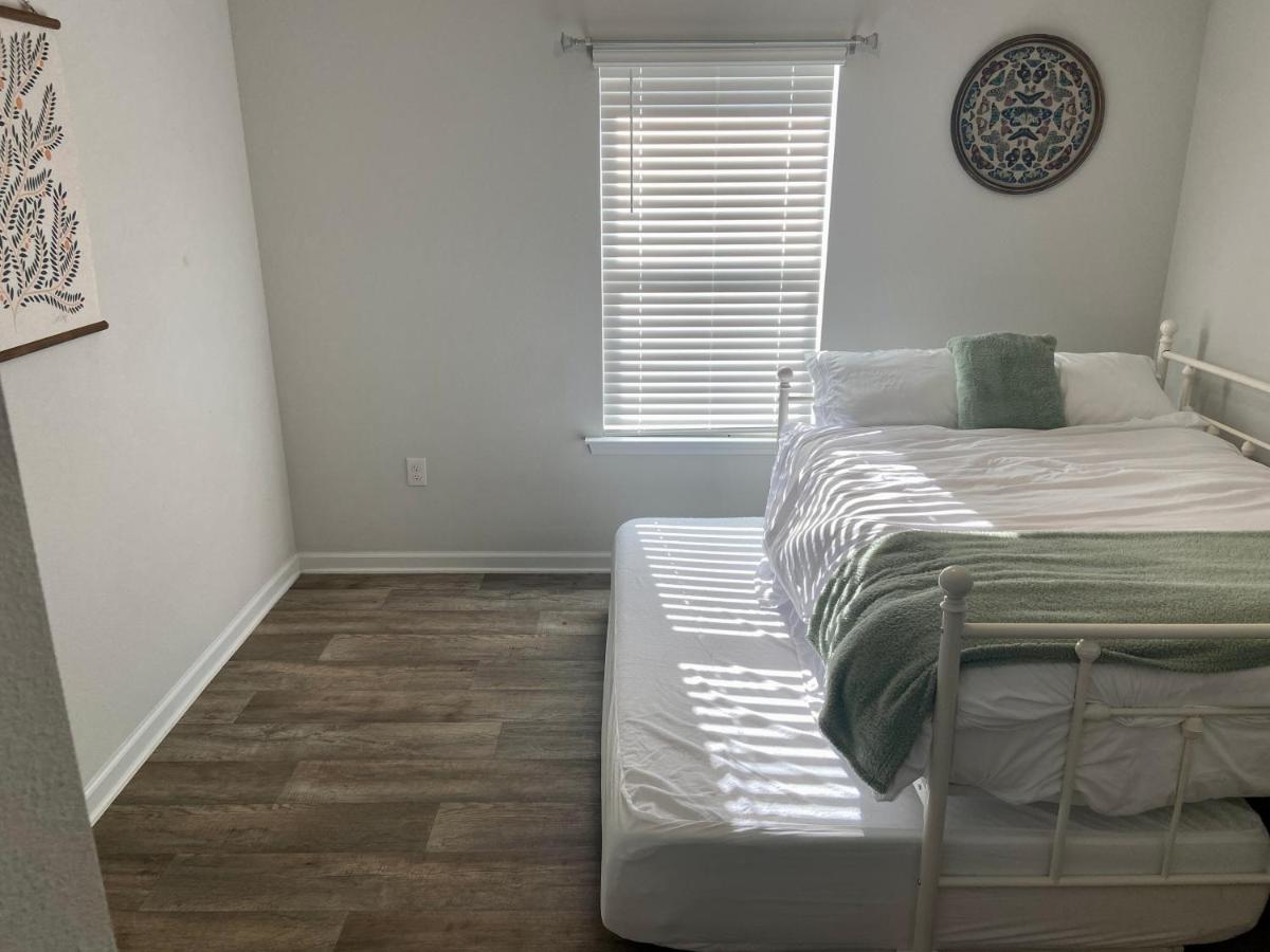  | Retro Private Home- 10 minutes to the Gulf Shore