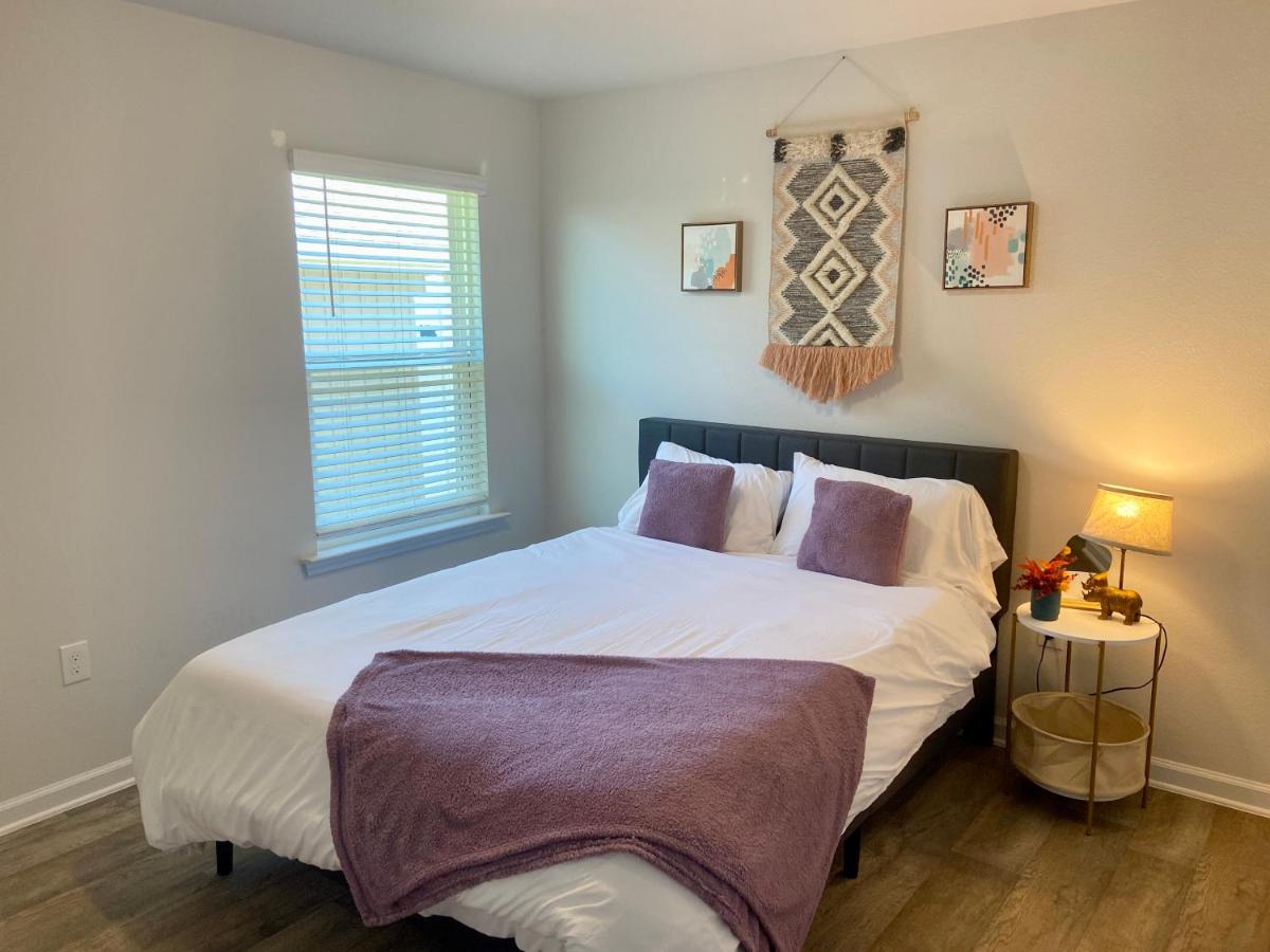  | Retro Private Home- 10 minutes to the Gulf Shore