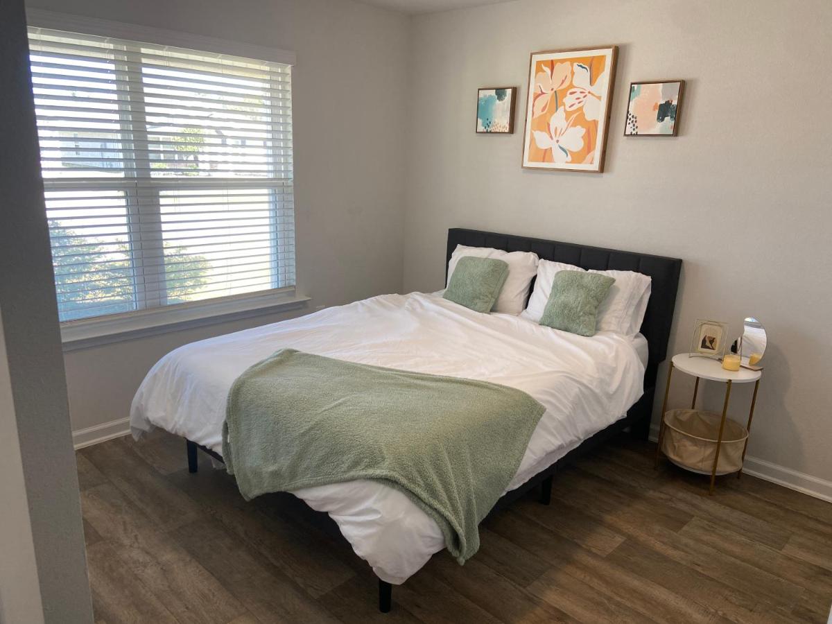  | Retro Private Home- 10 minutes to the Gulf Shore