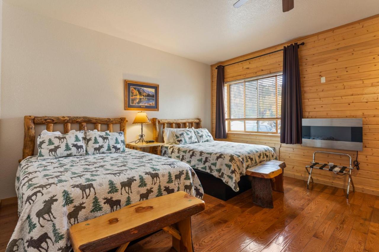 Queen Bed with Fireplace and  Parking lot view at Gateway Inn
