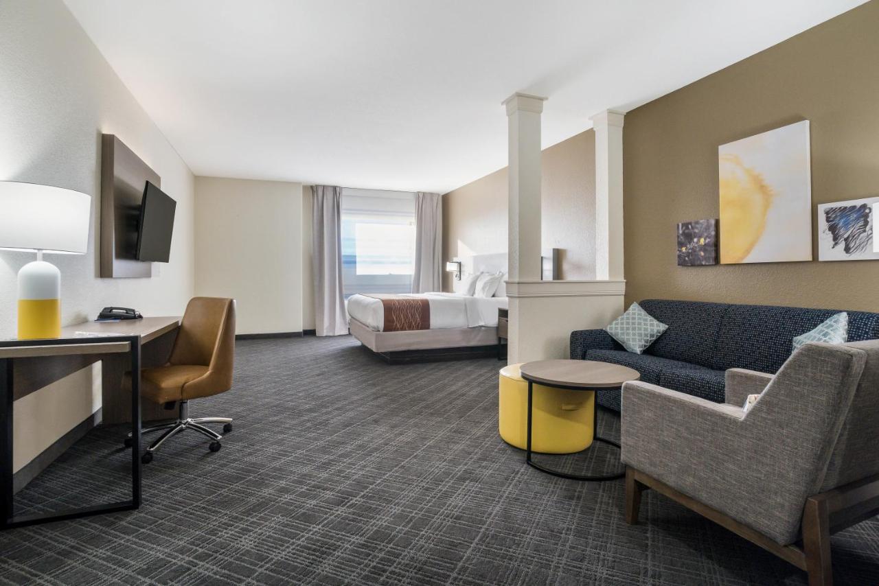 Deluxe King Suite with Sofa Bed - Non-Smoking at Comfort Inn & Suites Victoria North