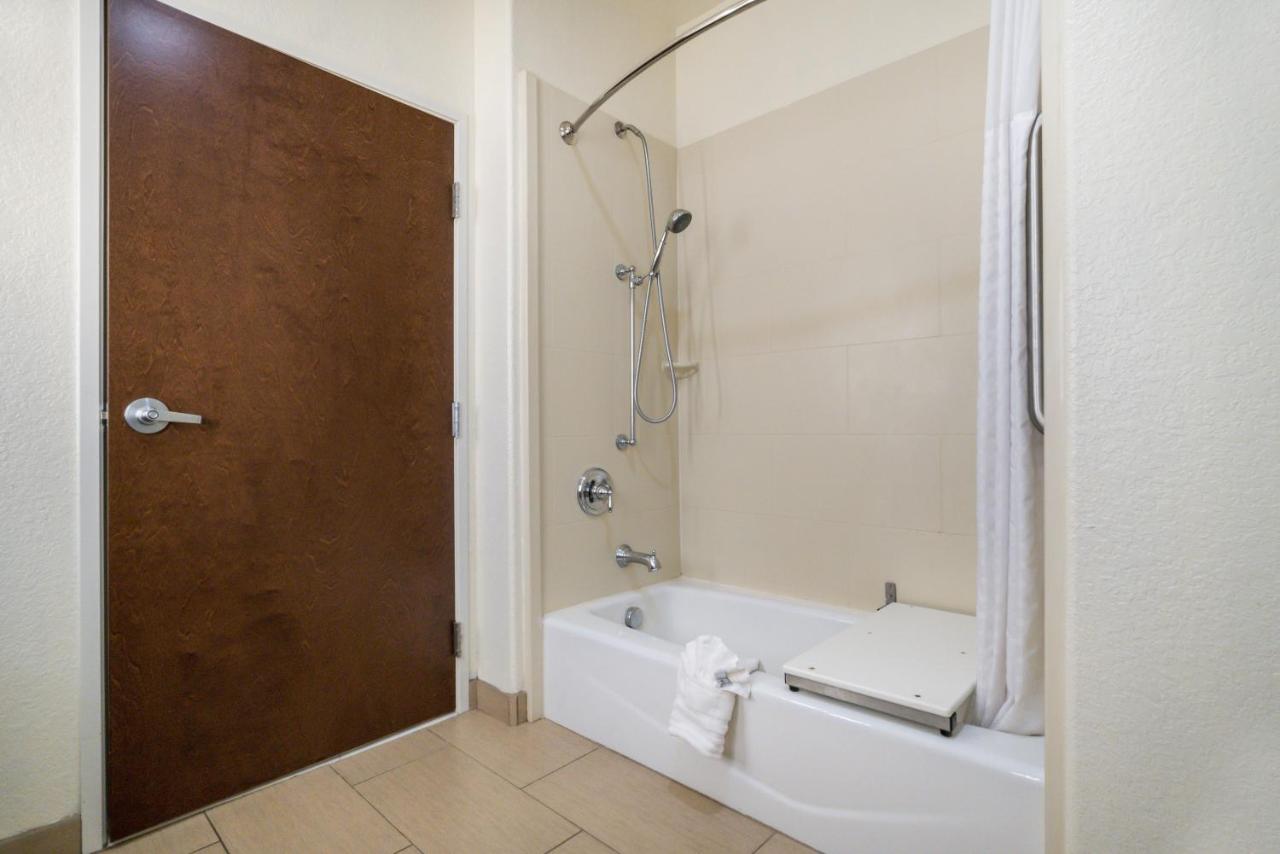 King Room with Whirlpool - Accessible/Non-Smoking at Comfort Inn & Suites Victoria North