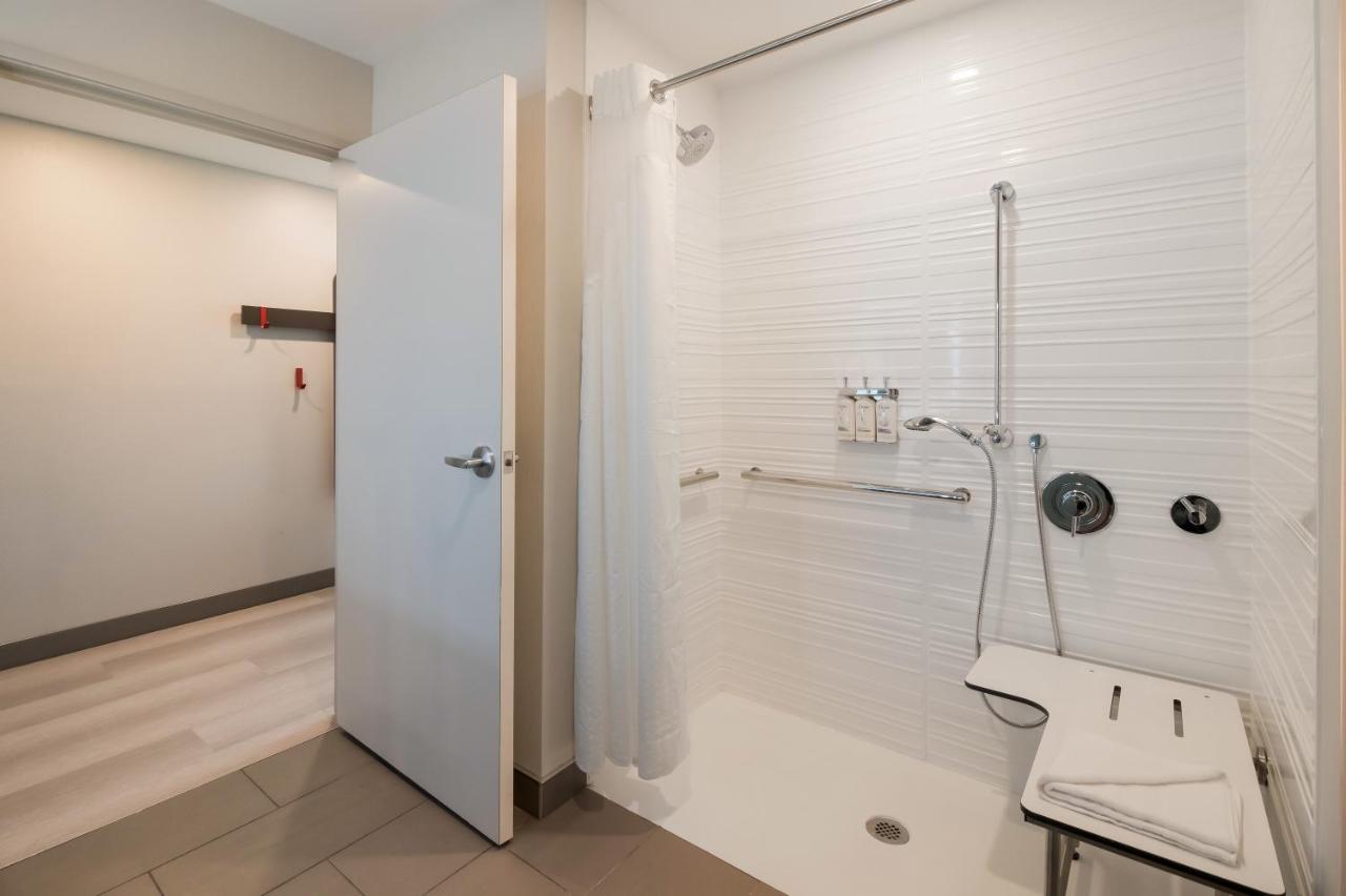Standard King Room with Mobility Accessible Roll-In Shower at Holiday Inn & Suites Mt Juliet – Nashville Area by IHG