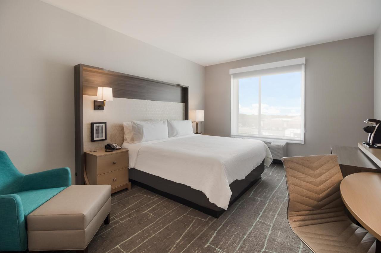 Standard King Room with Mobility Accessible Tub at Holiday Inn & Suites Mt Juliet – Nashville Area by IHG