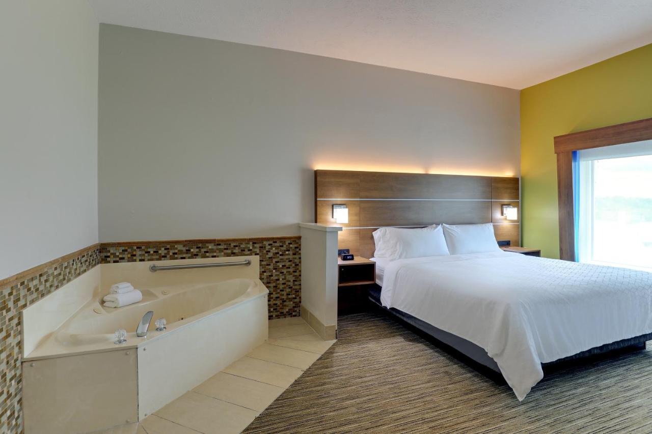 Executive King Suite with Whirlpool at Holiday Inn Express Campbellsville by IHG