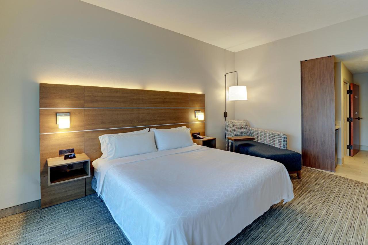 King Suite with Whirlpool - Disability Access at Holiday Inn Express Campbellsville by IHG