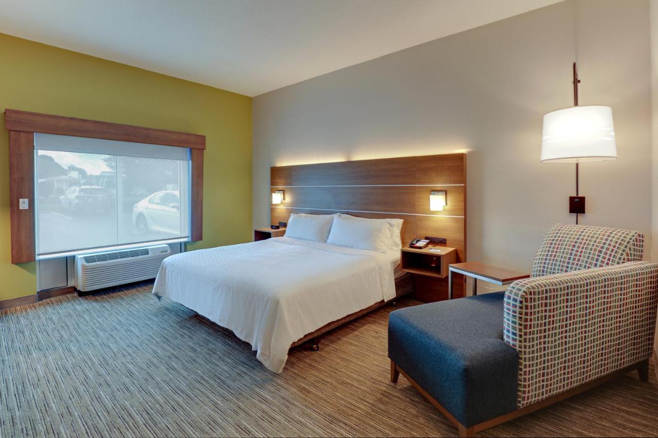 King Suite with Whirlpool - Disability Access at Holiday Inn Express Campbellsville by IHG