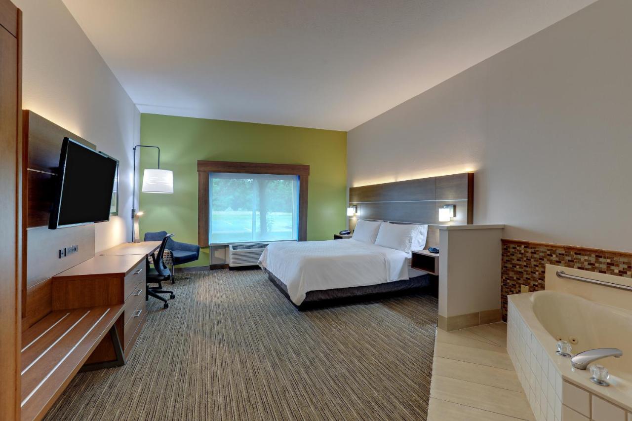 King Suite with Whirlpool at Holiday Inn Express Campbellsville by IHG