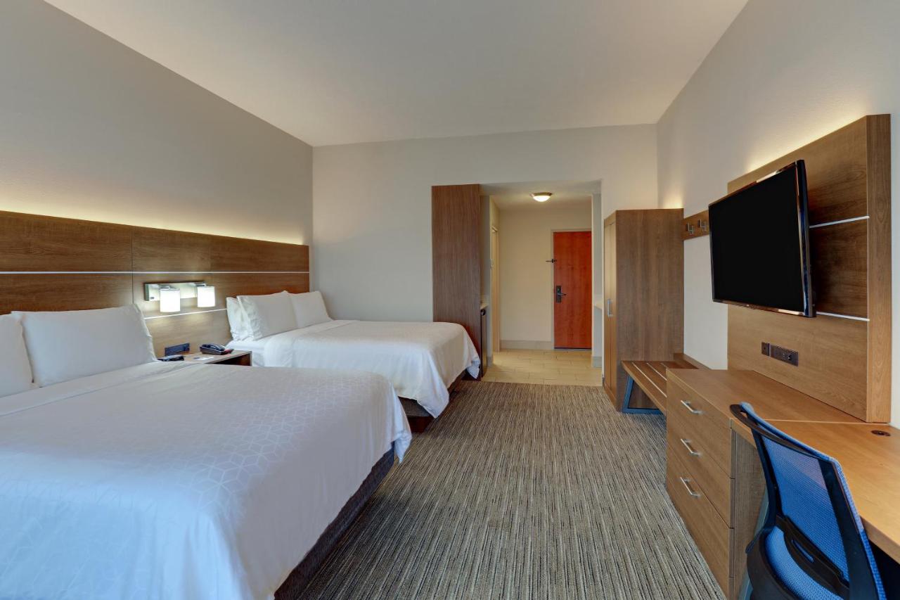 Queen Room with Two Queen Beds at Holiday Inn Express Campbellsville by IHG