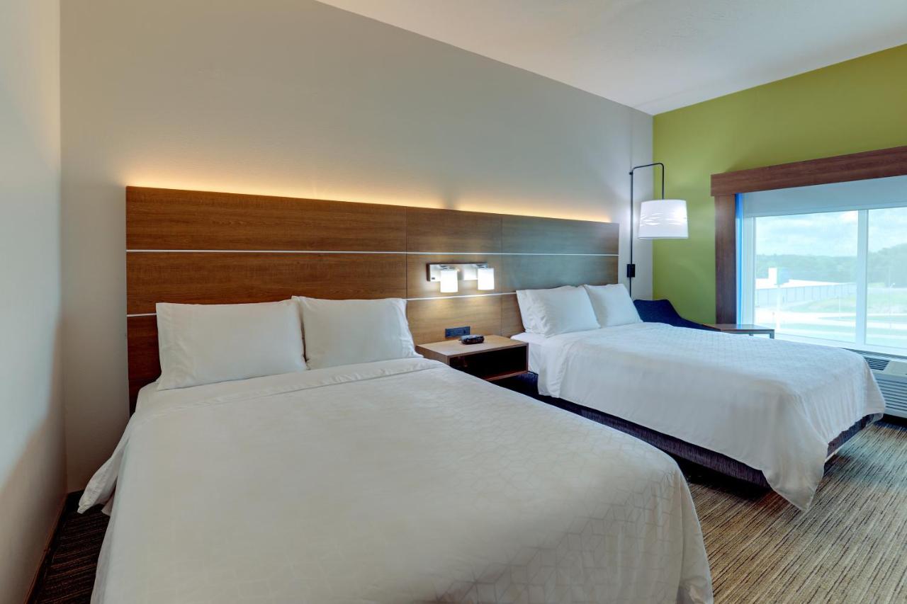 Queen Room with Two Queen Beds - Disability Access at Holiday Inn Express Campbellsville by IHG