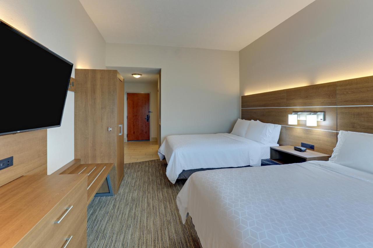 Queen Room with Two Queen Beds - Disability Access at Holiday Inn Express Campbellsville by IHG