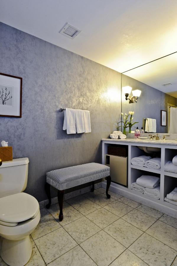 Queen Room - Disability Access at Simsbury Inn
