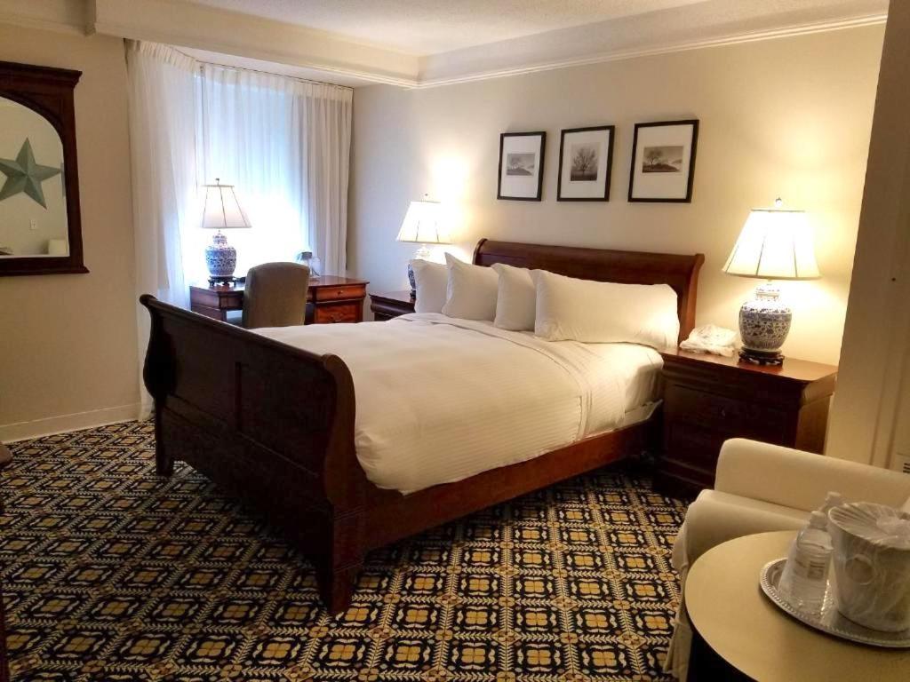 Queen Room - Disability Access at Simsbury Inn