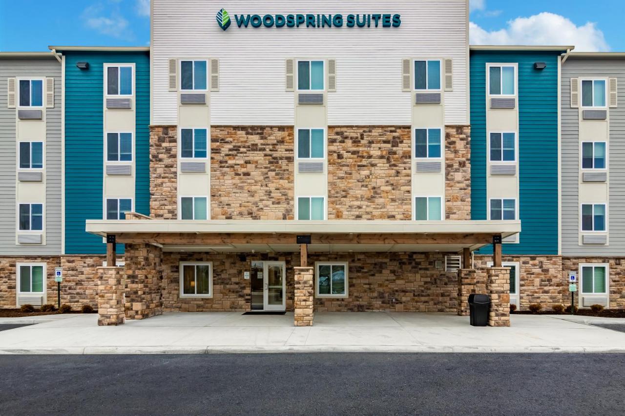Standard Queen Room with Sofa Bed - Non-Smoking at WoodSpring Suites Toledo Maumee