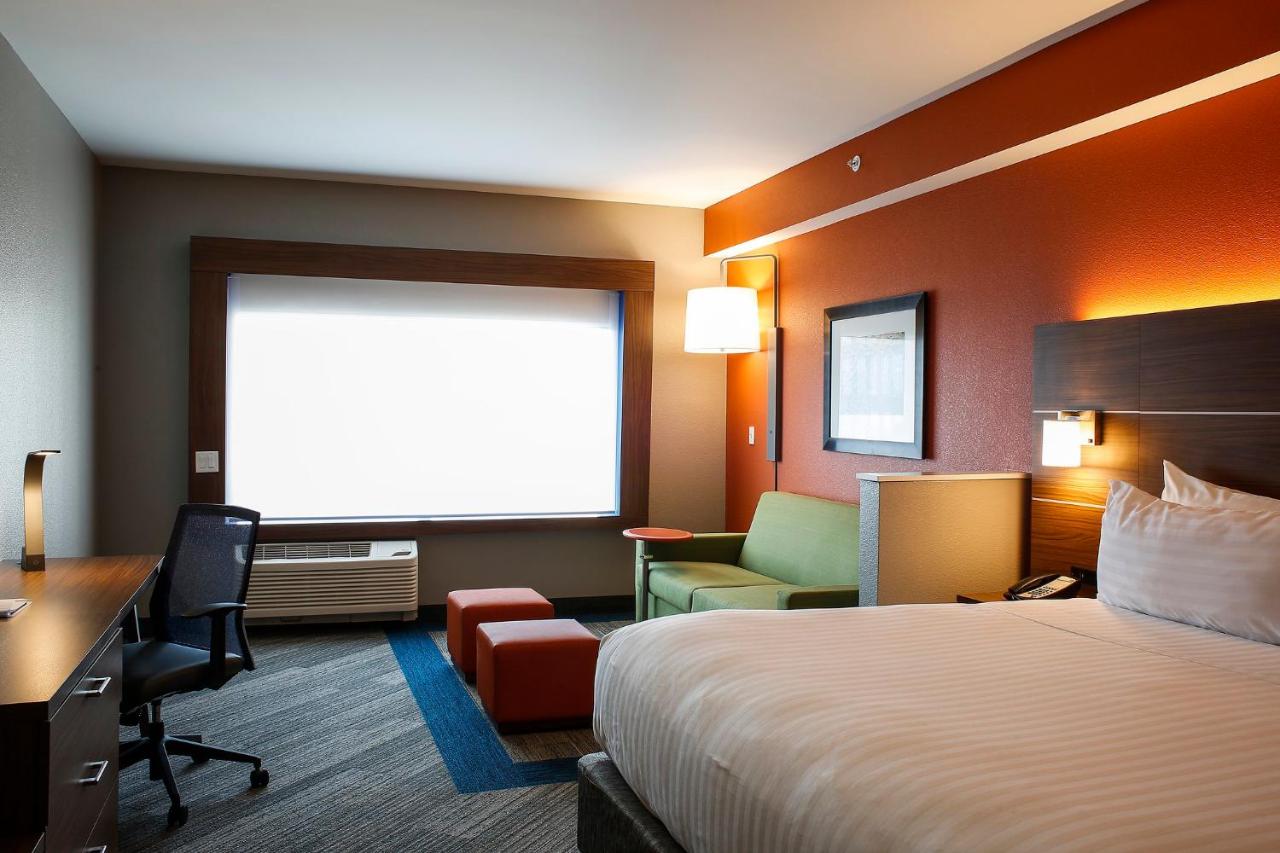 Deluxe Suite - Mobility Accessible - Non-Smoking at Holiday Inn Express & Suites Louisville Downtown by IHG