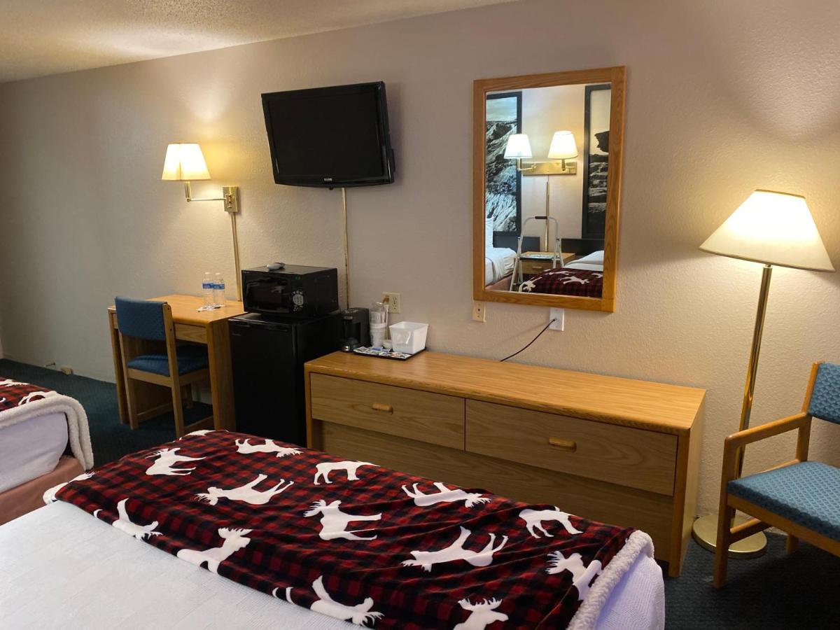 Standard Queen Room with Two Queen Beds at Glendive Lodge