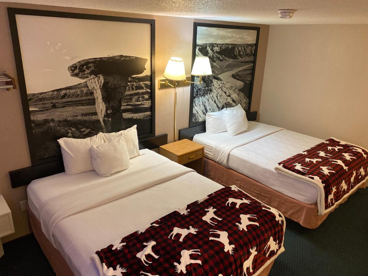 Standard Queen Room with Two Queen Beds at Glendive Lodge