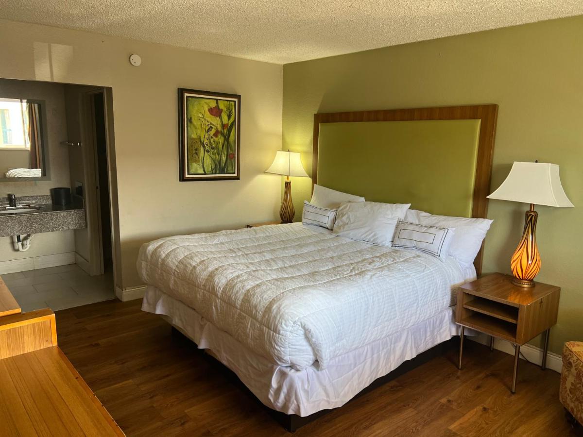 | Baymont Inn and Suites