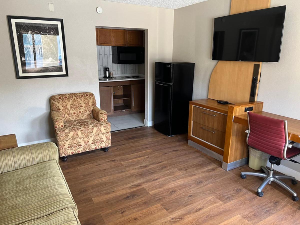 | Baymont Inn and Suites