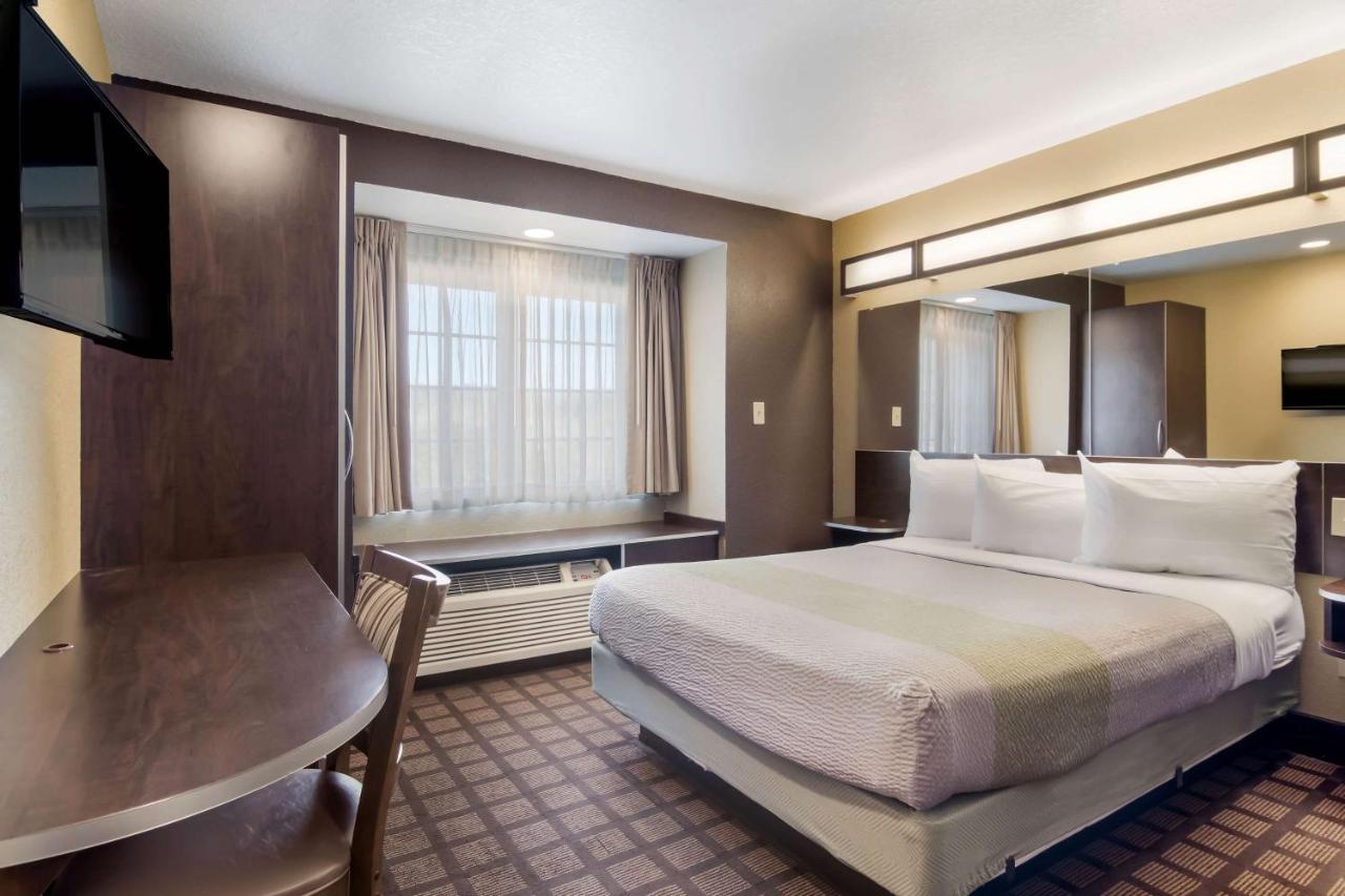 Deluxe Queen Room - Non-Smoking at Motel 6 Canton, GA