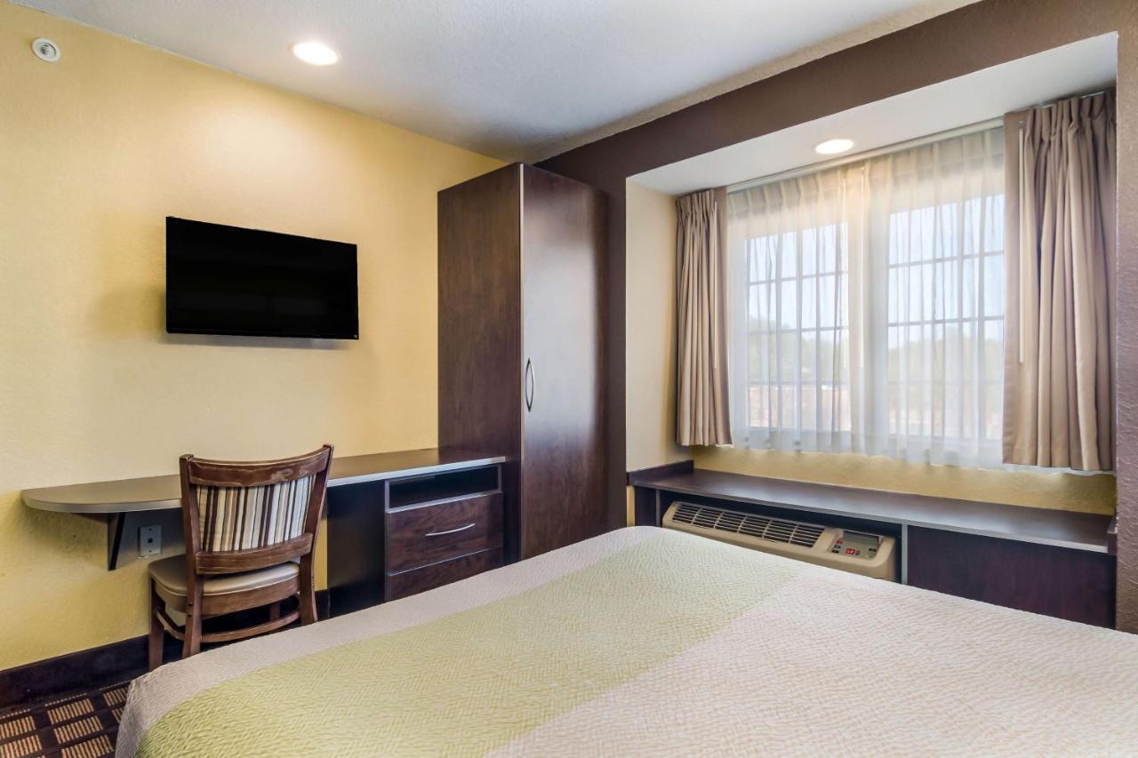 Deluxe Queen Room - Non-Smoking at Motel 6 Canton, GA