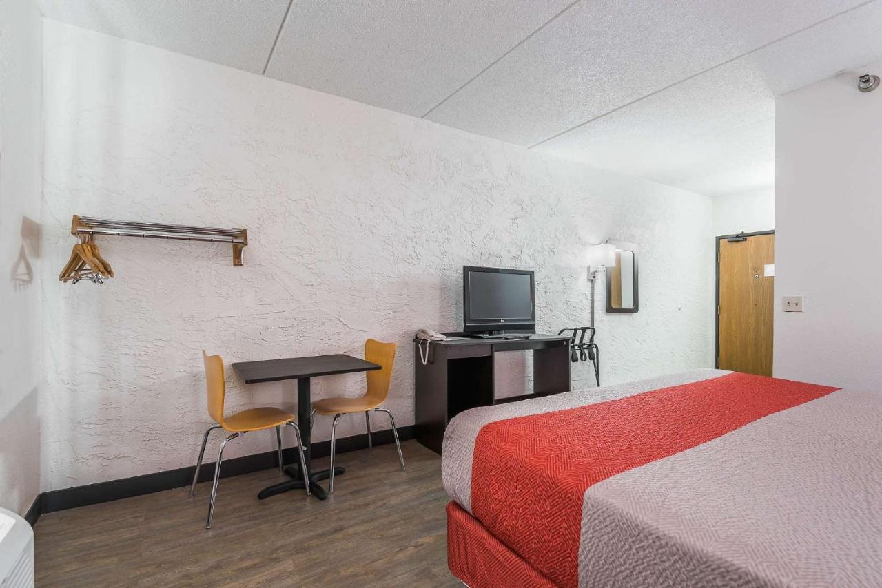 | Motel 6-Bridgeview, IL