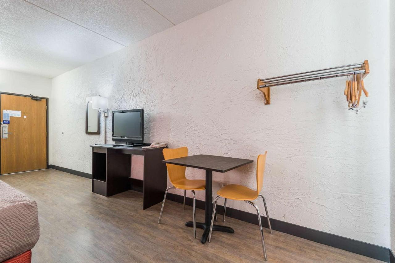 | Motel 6-Bridgeview, IL