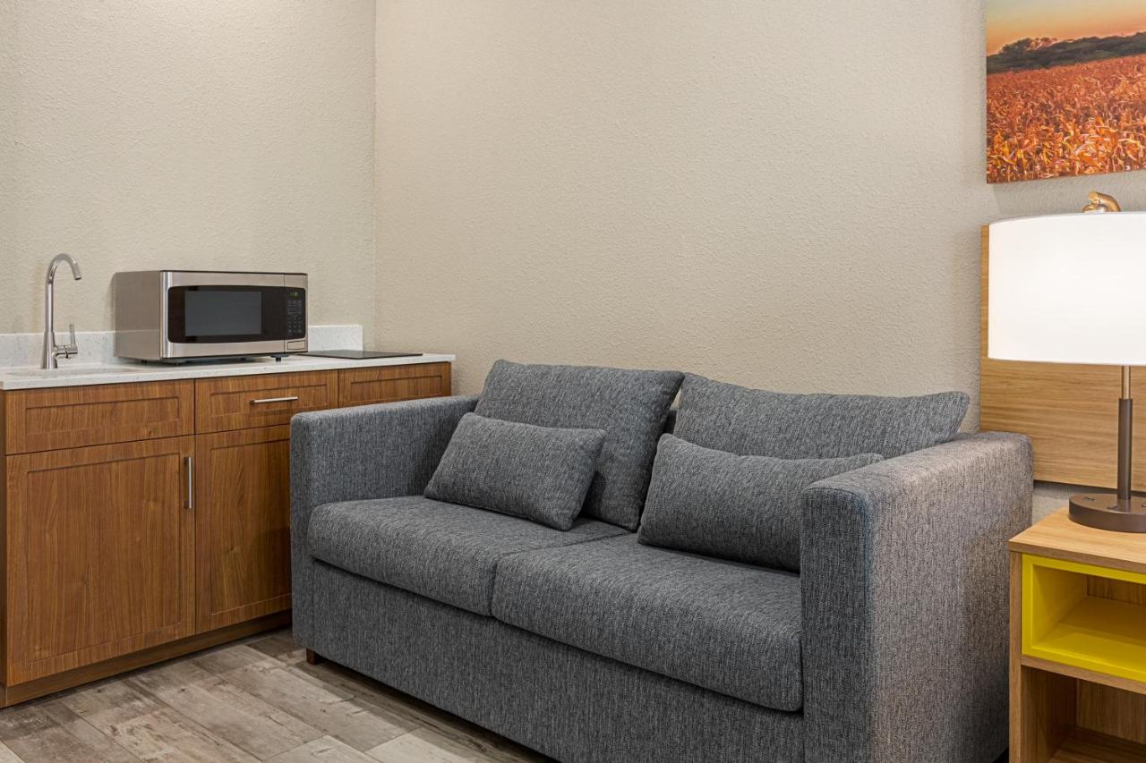 1 King Bed, Kitchenette, Mobility Accessible Efficiency Room, Non-Smoking at Days Inn & Suites by Wyndham Tomball/Houston NW