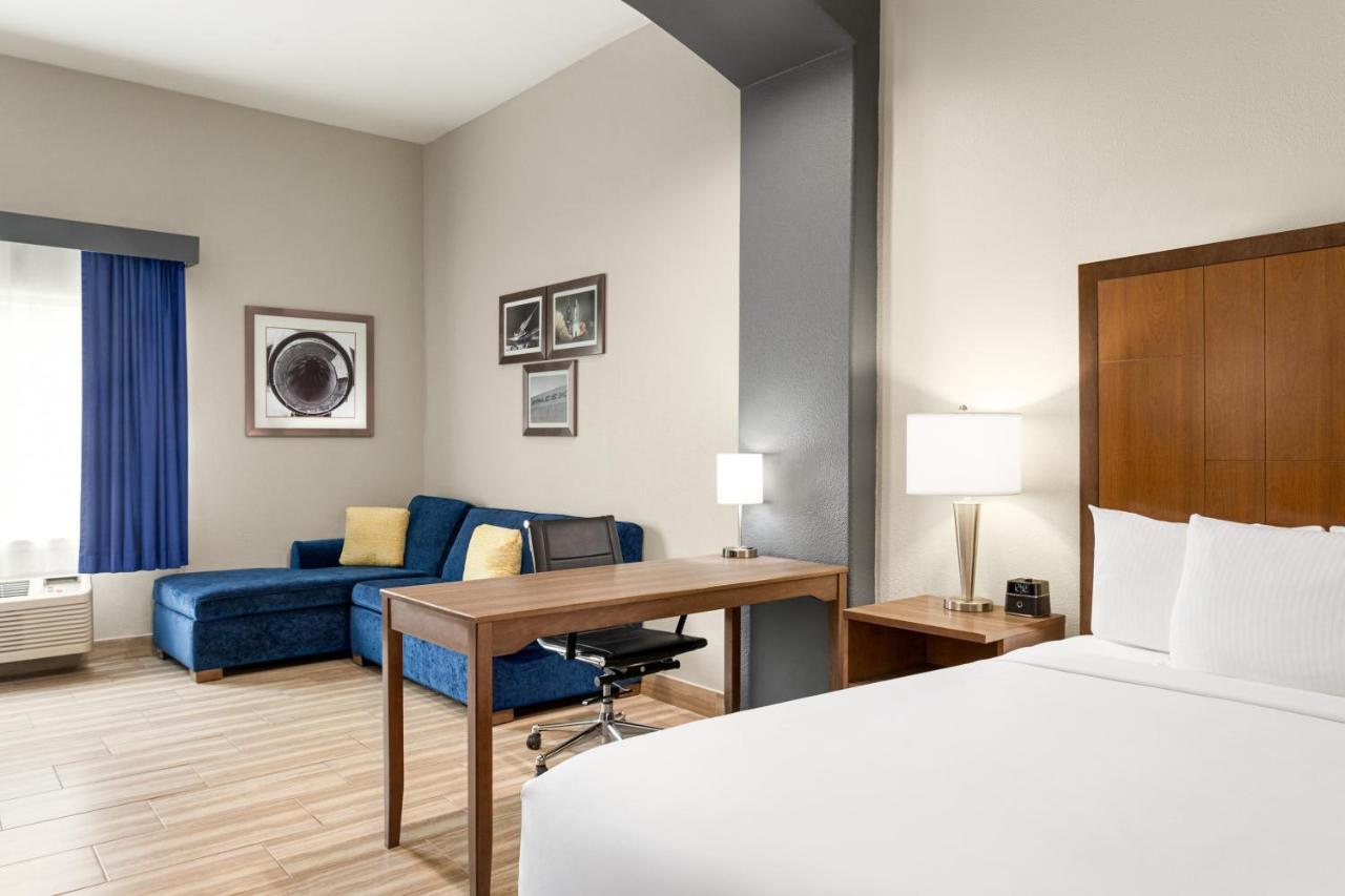Executive King Room at La Quinta Inn & Suites by Wyndham Brownsville North