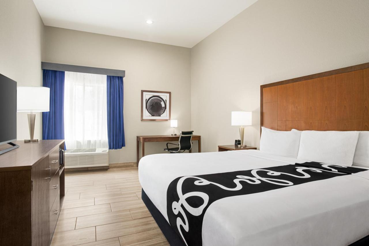 King Room with Bath Tub - Mobility Accessible/Non-Smoking at La Quinta Inn & Suites by Wyndham Brownsville North