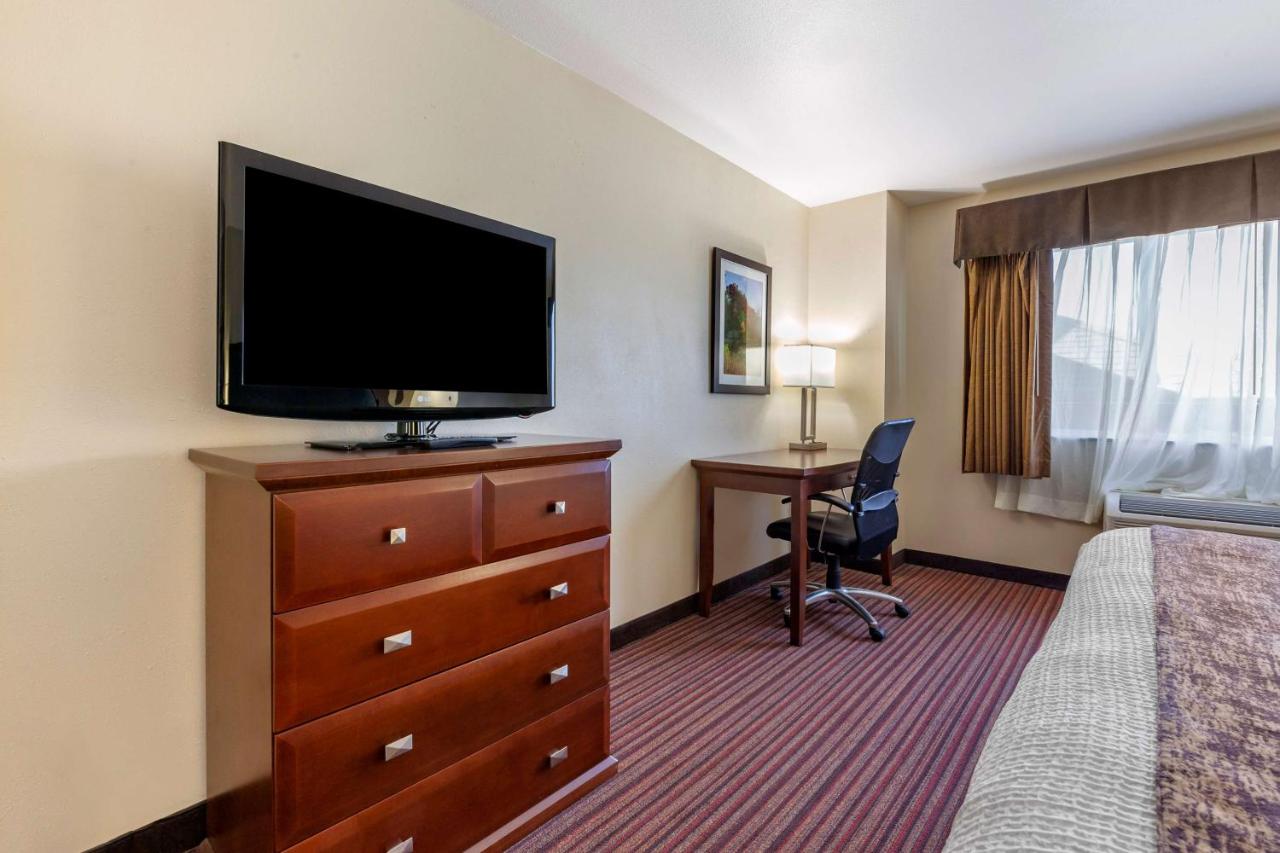 King Room with Whirlpool and Sofa - Non-Smoking at Best Western Plus Sparta Trail Lodge
